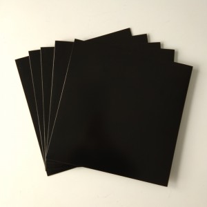 12 fekete színű kartondoboz lyukkal